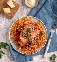 Makaron z soczewicy z warzywami i łososiem