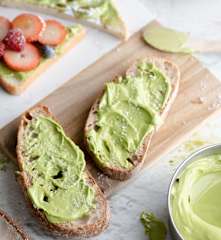 Torrada com manteiga de matcha