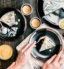 Cheesecake au sésame noir et curd au yuzu