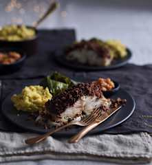 Bacalhau com crosta de broa e morcela, esmagada de batata-doce e grelos e chutney de marmelo da Cátia Domingues