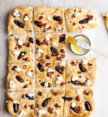 Focaccia aux dattes, bacon et fromage de chèvre