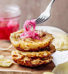 Tatin d'endives, jambon et pickles d'oignons