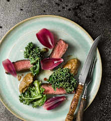 Hovězí pupek s houbovým karamelem a nakládanou cibulí