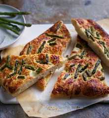 Focaccia de espargos verdes e queijo parmesão