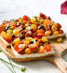 Tarta de tres quesos y tomates cherrys