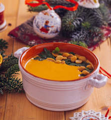 Crema di patate dolci con arachidi e coriandolo