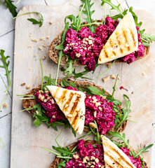 Halloumi-Schnitten mit Rote-Bete-Salat