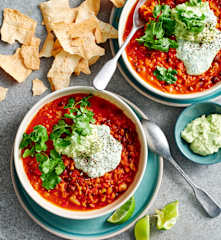Black bean chilli with guacamole and "corn chips" (Diabetes)