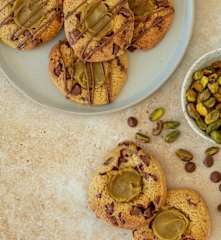 Chocolate chip and pistachio cream cookies