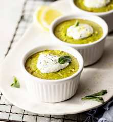 Flan de guisantes con crema de yogur y menta