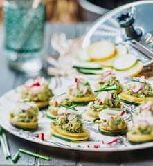 Amuse-bouche de courgette et pommes de terre au thon et roquette