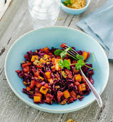 Rotkohl-Mango-Salat mit Koriander und Erdnüssen