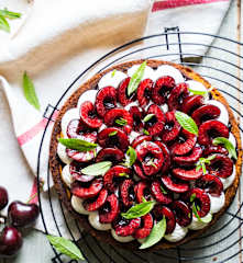 Tarte croustillante aux cerises et à la verveine