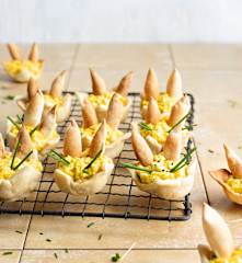 Salade d'oeufs dans un nid de Pâques croustillant