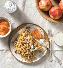 Nussige Bröselnudeln mit Apfelmus