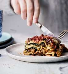 Lasagne véganes aux champignons sauvages, cavolo nero et pesto de roquette aux noix