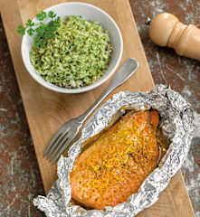 Salmón a la naranja con cuscús de brócoli