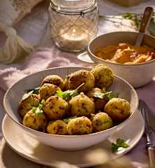Couscous-Bällchen mit Süßkartoffel-Tahin-Creme