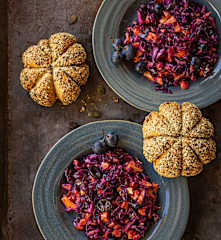 Rotkabis-Kürbis-Salat mit Kürbisbrötli