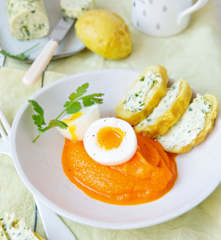Huevos mollet, puré de zanahoria y panecillos de coco al vapor
