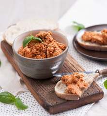 Pasta pomidorowa z bazylią i serem feta