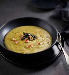 Velouté d'asperges vertes aux pignons pimentés