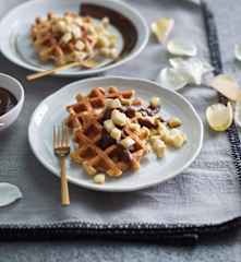 Waffles alternativos com molho de caramelo vegan