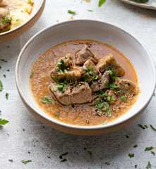 Stufato di maiale con cipolle in salsa allo sherry