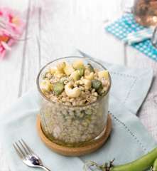 Insalata di orzo con fave, pecorino e anacardi