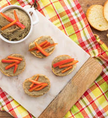 Crostini con purea di melanzane e filetti di peperone
