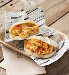 Arepas com ovo e tomate