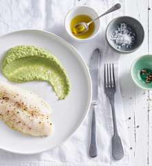 Trucha al vapor con puré de brócoli