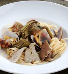 Spaghetti with Clams, Mushrooms and Artichokes