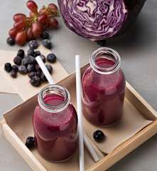 Smoothie morado de uvas, lombarda y arándanos