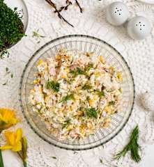 Sałatka z wędzonym kurczakiem i jajkiem