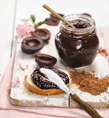 Karobovo-švestková pomazánka