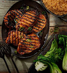 Schweinekoteletts nach koreanischer Art mit Gewürzreis und Pak-Choi