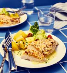 Putenschnitzel mit Mandel-Aprikosen-Kruste und Kartoffeln