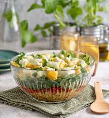 Warstwowa sałatka z szarpanym kurczakiem