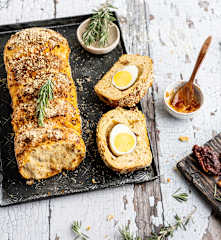 Zupfbrot mit Eiern und getrockneten Tomaten