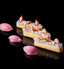 Antonio Bachour: Gâteau au fromage à la crème fraîche et yogourt glacé aux fraises (métrique)