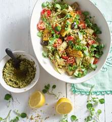 Salada de quinoa, legumes de verão e molho grego