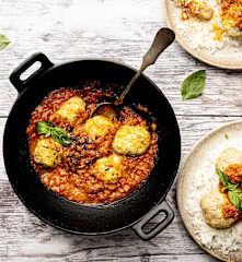 Albóndigas con salsa de tomate y arroz