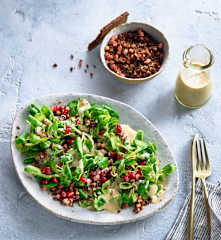 Feldsalat mit Kaffeedressing und Pumpernickelgeröstel