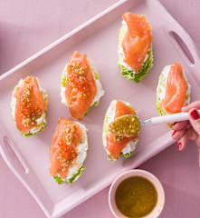 Cogollos con salmón y vinagreta de almendras