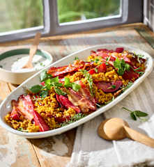 Pflaumen-Bulgur mit Honig-Speck
