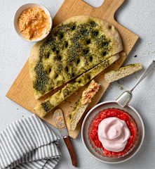 Menü: Vollwert-Focaccia mit Tomaten-Feta-Dip, Erdbeertraum