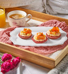 Desayuno en cama: Blinis de betabel con salmón