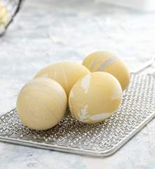 Huevos de color amarillo