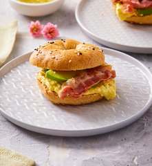 Minibagel ai cereali con crema di uova, bacon e avocado